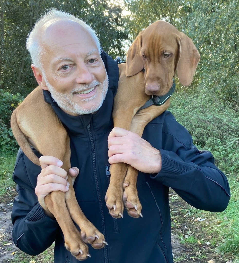 Carsten Koblitz mit seinem Hund Athos